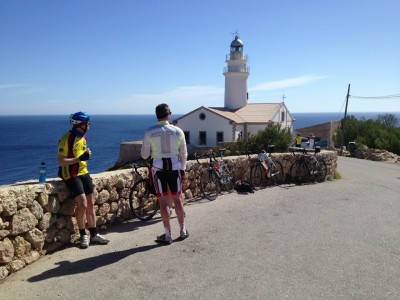 Leuchtturm bei Cala Rajada, mit Jürgen und Tilman