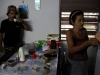 Ausflug ans Meer bei Baracoa, Bäuerin die selbstgemachten Kakao verkauft