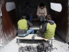 Die kleine Gletscherwanderung auf dem Perito Moreno: Anlegen der Steigeisen