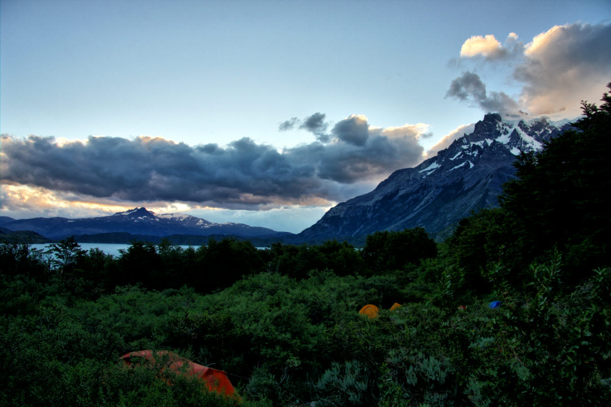 Campingplatz Los Cuernos: die Berge und Gletscher erzeugen ihr stürmisches Wetter...