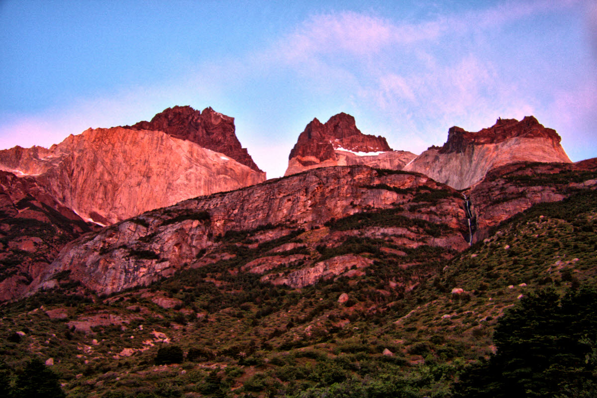 Sonnenaufgang über Los Cuernos