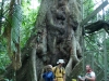 Arto, unser Guide, mit Quinton und Alex vor Platform mit Aussicht auf einen Oxbow-Lake